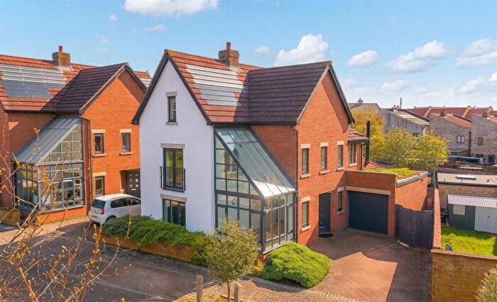 6 Bedroom Detached House For Sale In Saxon Lane, Upton, Northampton, NN5