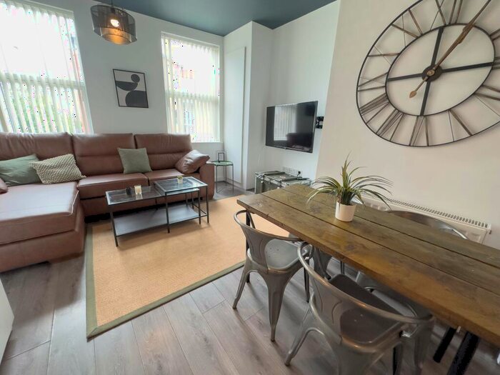 5 Bedroom House To Rent In Kensington, L7