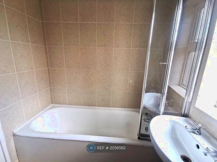 2 Bedroom Flat To Rent In Spindle Tree Court, Swindon, SN2