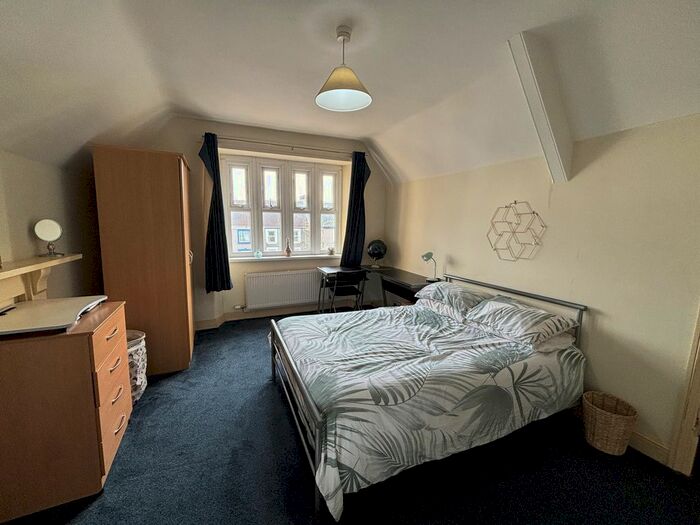 3 Bedroom Flat To Rent In St. Helens Road, Swansea, SA1