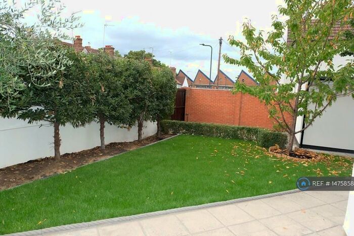 Studio To Rent In Coles Green Road, London, NW2