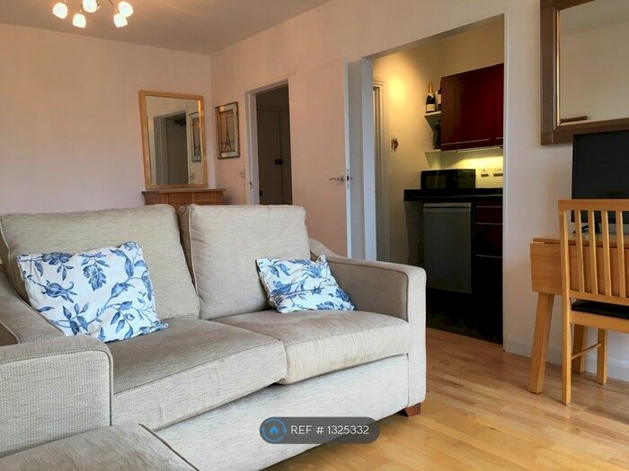 Studio To Rent In Carrick Court, London SE11