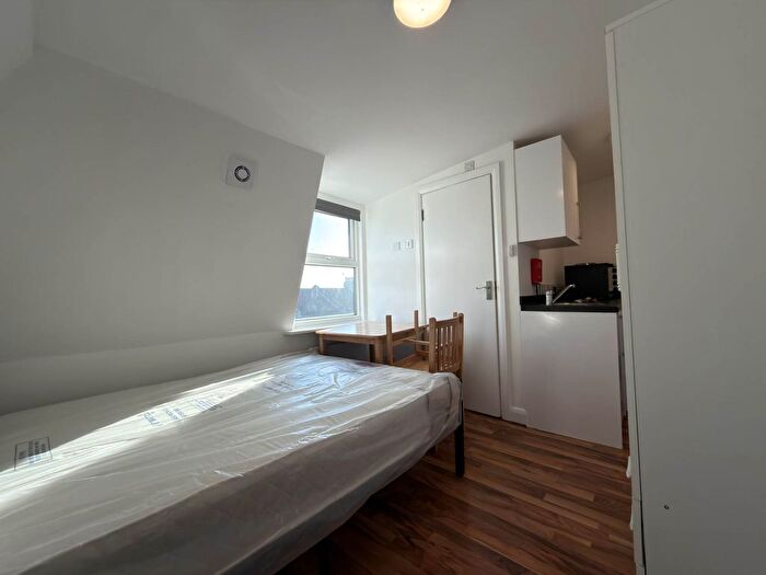 Studio To Rent In Harringay Road, London, N15