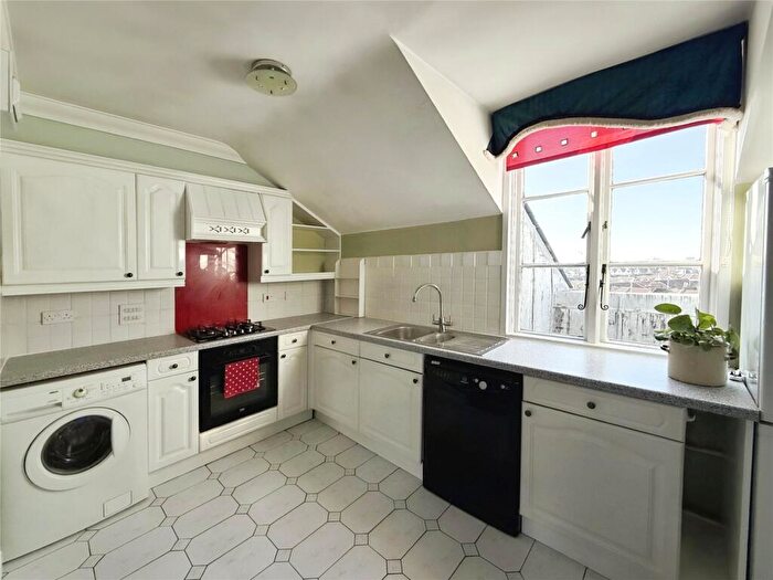 2 Bedroom Flat To Rent In Royal Gate, Southsea, Hampshire, PO4