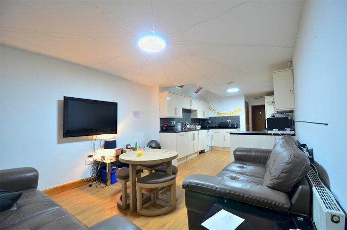 7 Bedroom End Of Terrace House To Rent In Heeley Road, B29