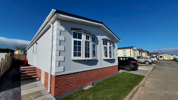 2 Bedroom Mobile/park Home For Sale In Planet Park, Delabole, PL33