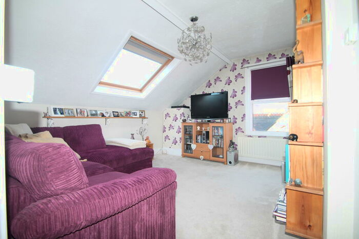 1 Bedroom Flat To Rent In Hatchlands Road, RH1
