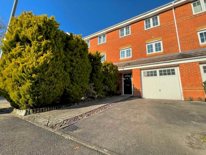 3 Bedroom Town House To Rent In Broadmere Road, Basingstoke, RG22