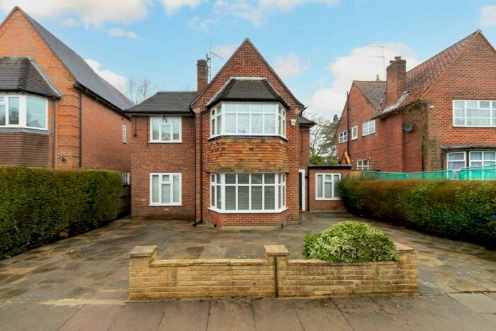 5 Bedroom Detached House To Rent In Sunnyfield, Sunnyfield, NW7