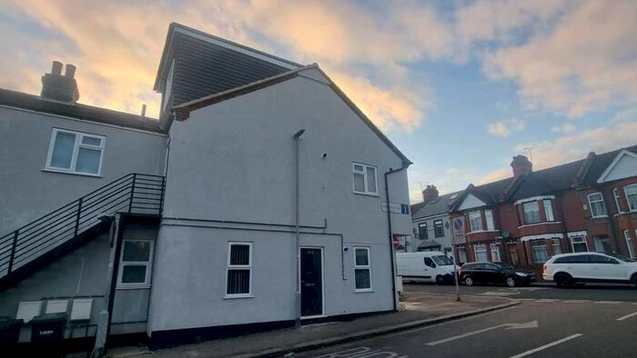 3 Bedroom Apartment To Rent In Shaftesbury Road, Luton, LU4