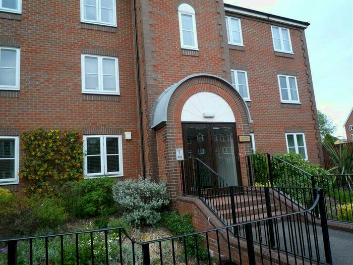 2 Bedroom Flat To Rent In Waterside Court, Alton, GU34