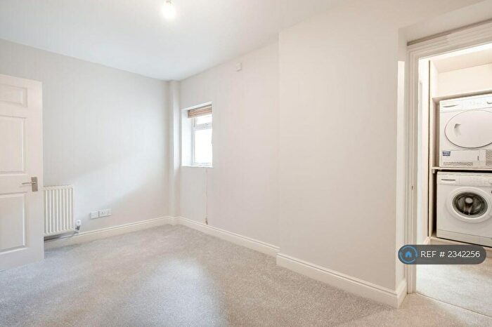 3 Bedroom Flat To Rent In Link House, London, E3