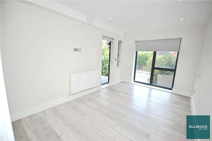 2 Bedroom Apartment To Rent In Woodside Park Road, Woodside Park, London, N12