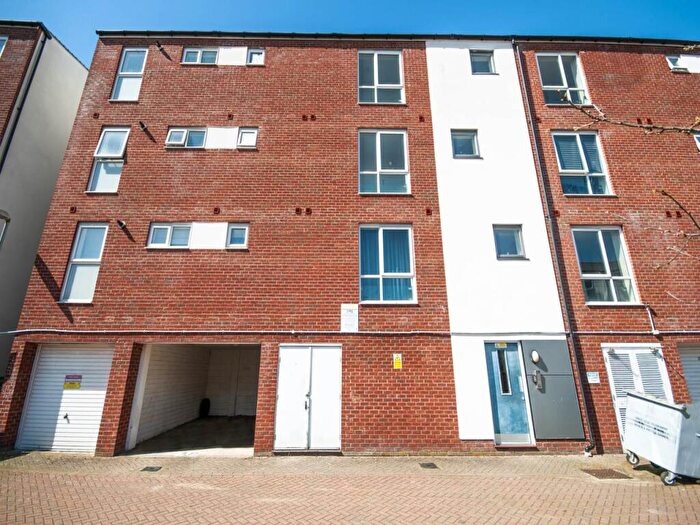 3 Bedroom Flat To Rent In Aviation Avenue, Hatfield, Hertfordshire, AL10
