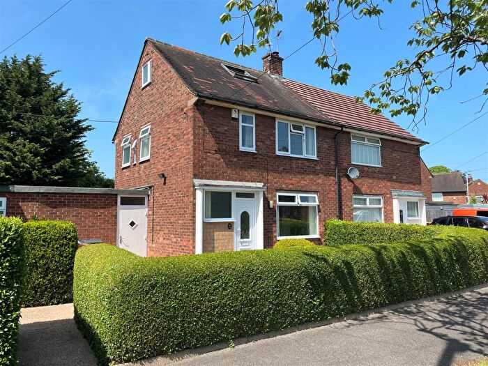 3 Bedroom Semi-Detached House For Sale In Holm Garth Drive, Hull, HU8