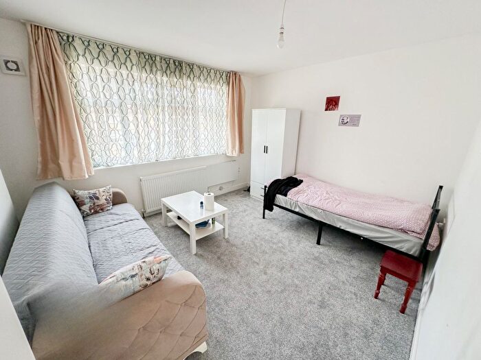 Studio To Rent In Sweet Briar Grove, Edmonton, N9