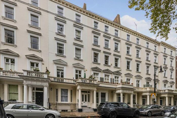 2 Bedroom Flat To Rent In St. Georges Square, London, SW1V