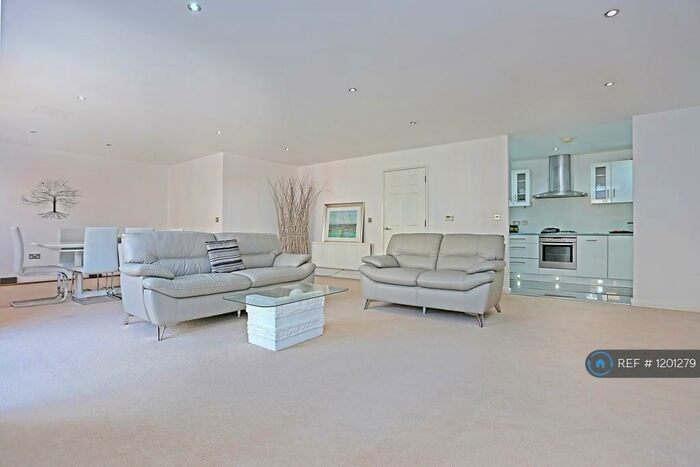 2 Bedroom Flat To Rent In Waterside, Shirley, Solihull, B90