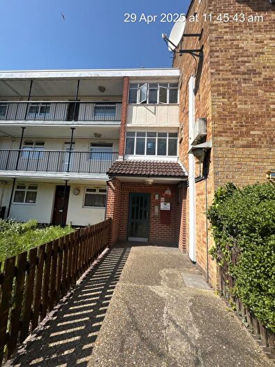 3 Bedroom Flat To Rent In Avondale Road, E16