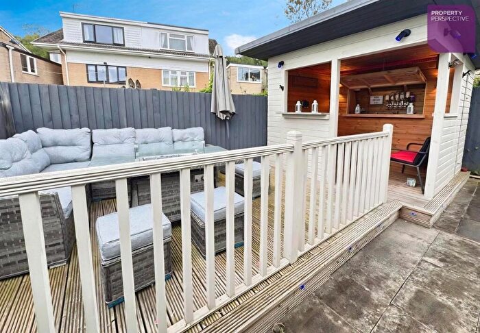3 Bedroom Semi-Detached House For Sale In Warneford Road, Huddersfield, HD4
