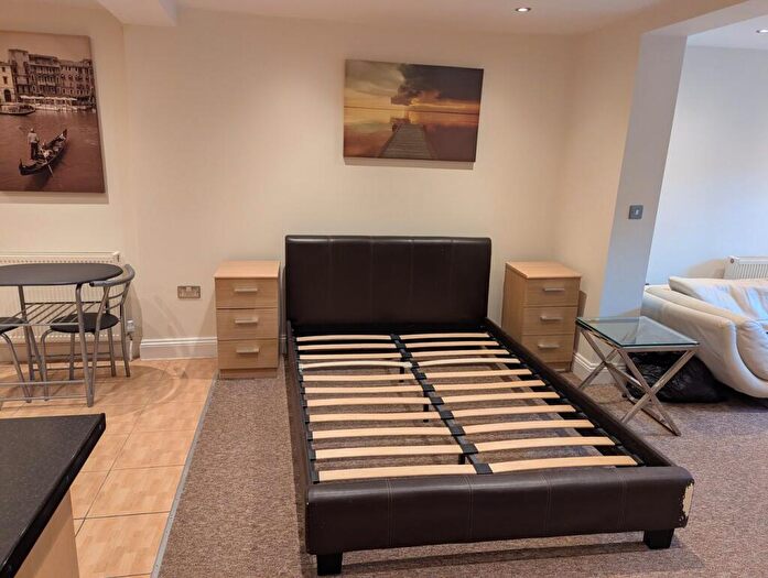 Studio To Rent In High Road, Woodford Green, IG8