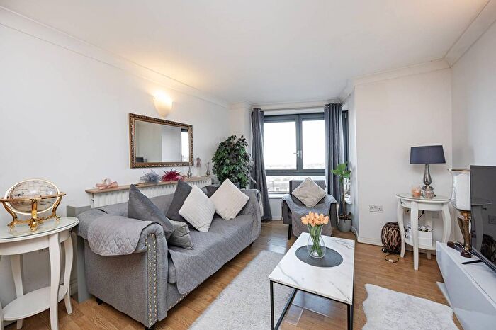 2 Bedroom Flat To Rent In Lewis Gardens, Stoke Newington, London, N16