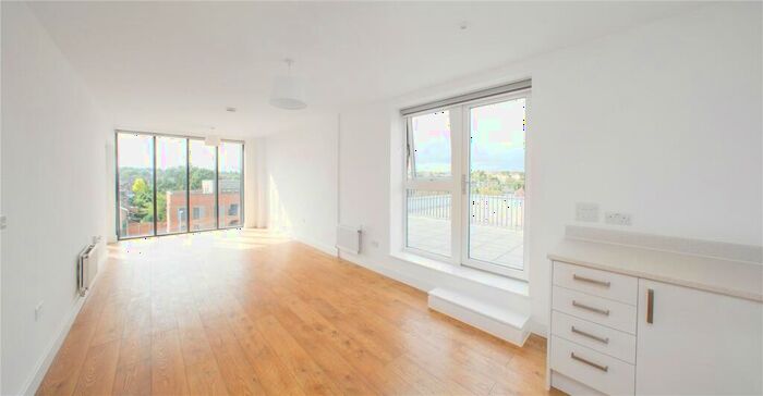 2 Bedroom Apartment To Rent In Bowes Road, London, N11