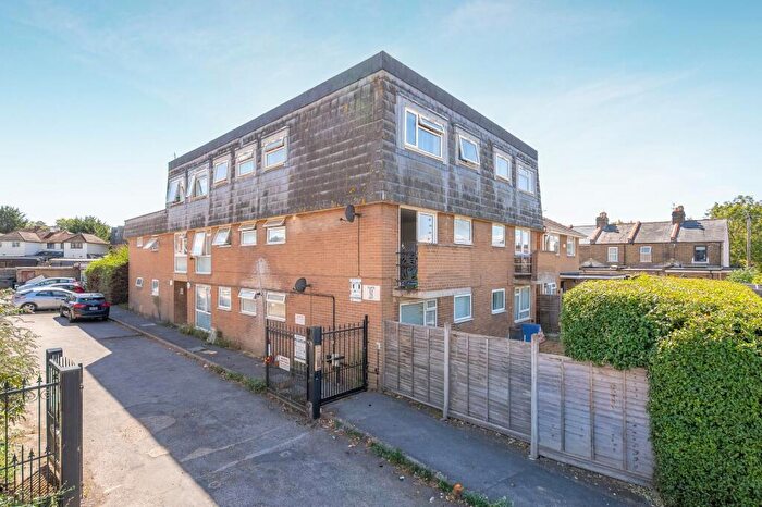 2 Bedroom Flat For Sale In Dedworth Road, Windsor, SL4