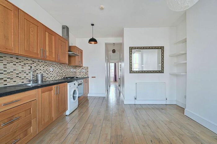 2 Bedroom Flat To Rent In Mare Street, Hackney, London, E8