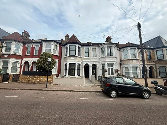 3 Bedroom Terraced House For Sale In Duckett Road, London, N4
