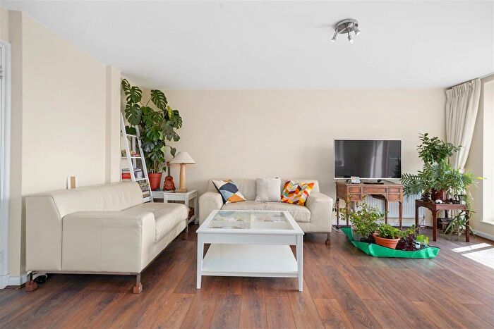2 Bedroom Flat To Rent In Asher Way, London, E1W