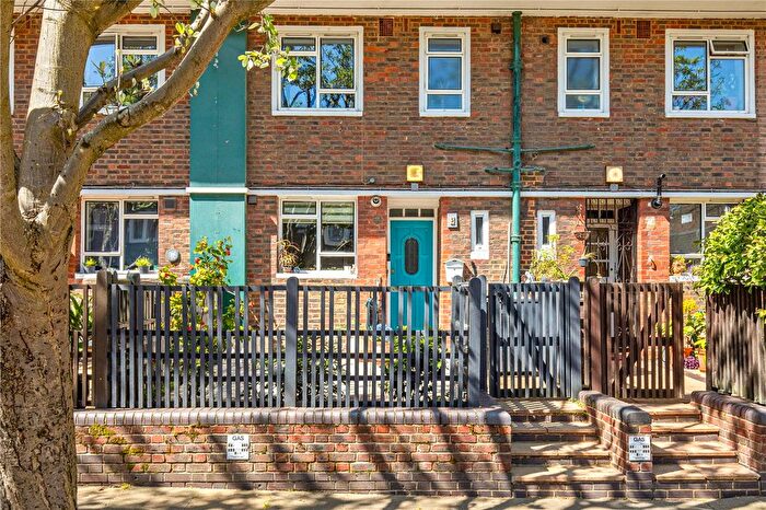 2 Bedroom Maisonette For Sale In Basire Street, London, N1