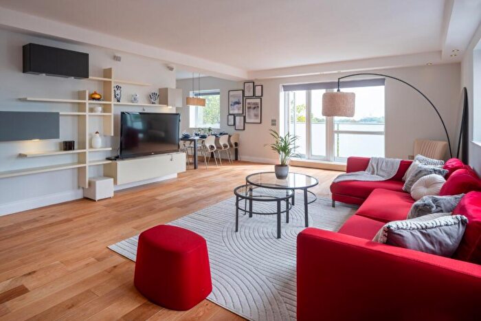 3 Bedroom Apartment For Sale In Avenue Road, London, NW8