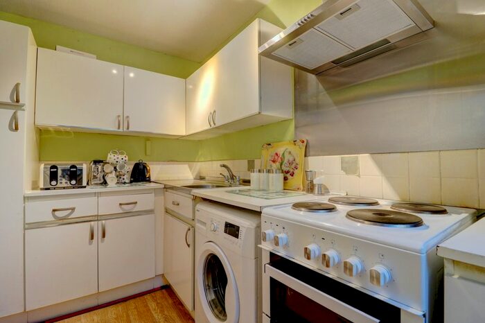 2 Bedroom Maisonette For Sale In London Road, High Wycombe, HP11