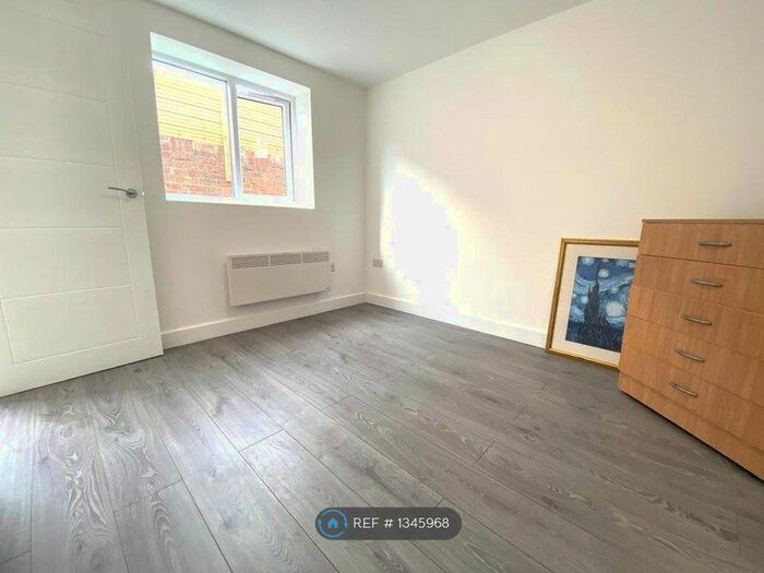 Studio To Rent In Charlton Road, London, N9