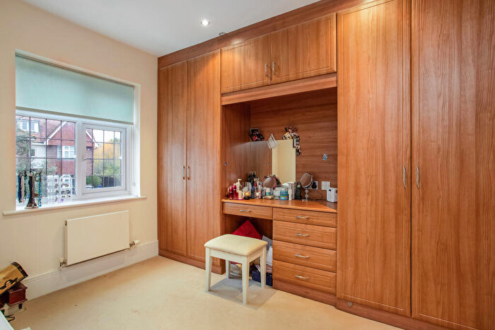 5 Bedroom Detached House For Sale In Flora Close, Stanmore, HA7