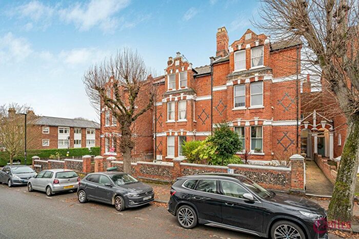 2 Bedroom Flat For Sale In Crouch Hall Road, N8