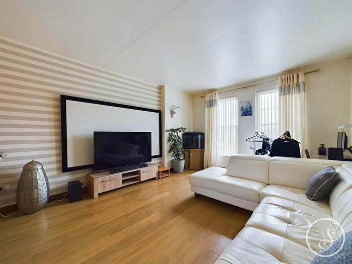 2 Bedroom Flat To Rent In Meanwood Road, Leeds, LS7