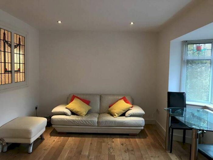 Studio To Rent In Dartford Avenue, London N9