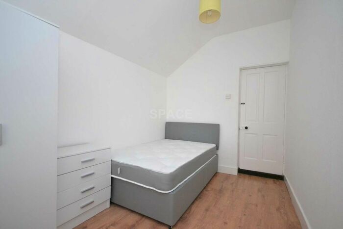 3 Bedroom Terraced House To Rent In Pitcroft Avenue, Reading, RG6