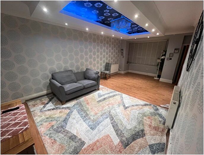 3 Bedroom Semi Detached House To Rent In Cross Lane, Huddersfield, HD4