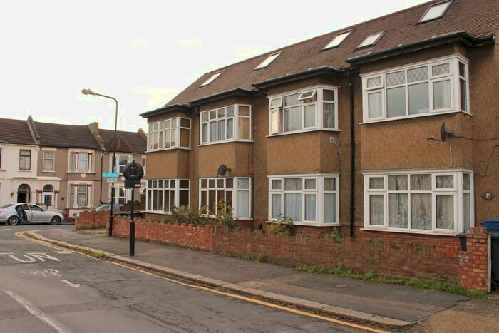 Studio To Rent In Sylvan Road, Walthamstow, London E17