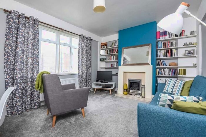 2 Bedroom Flat To Rent In Balham High Road, London, SW17