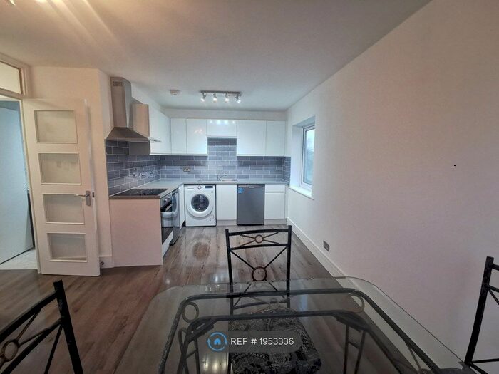 3 Bedroom Flat To Rent In Southcote Manor, Reading, RG30