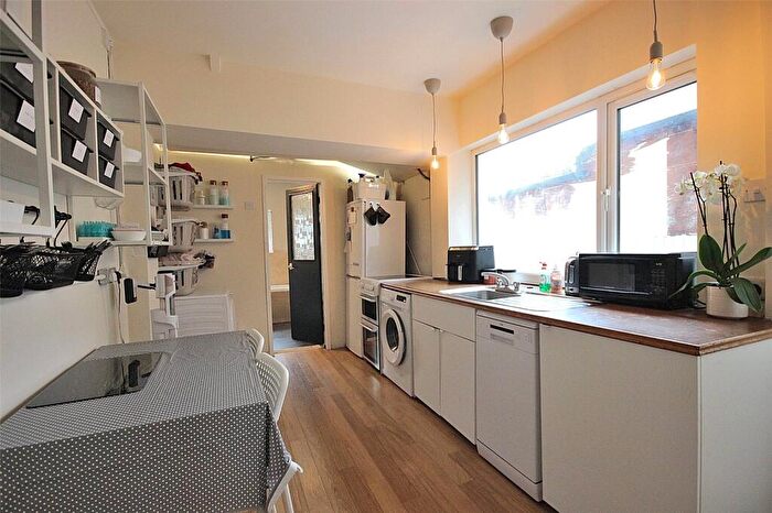 3 Bedroom Terraced House For Sale In Iddesleigh Road, Bedford, Bedfordshire, MK40