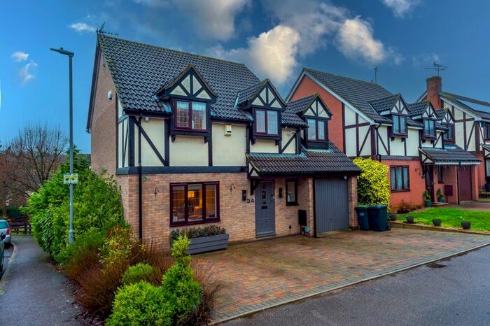 4 Bedroom Detached House For Sale In Ennismore Green, Luton, LU2