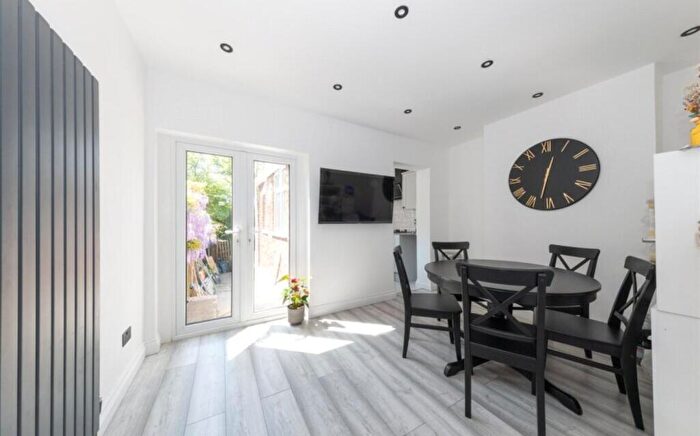 2 Bedroom Semi Detached House For Sale In Preston Gardens, Luton, LU2