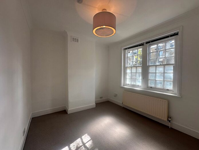 3 Bedroom Flat To Rent In Villa Street, Walworth Village, London, SE17
