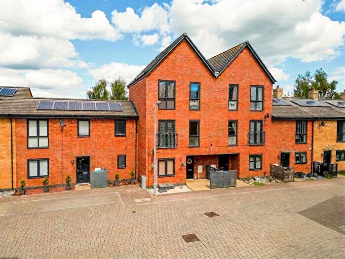 3 Bedroom Town House For Sale In Brooks Mews, Aylesbury, HP19