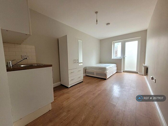 Studio To Rent In Layfield Road, London, NW4